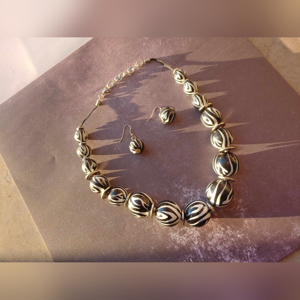 RARE/Vintage 80's Zebra wooden beaded necklace & earring set. - Picture 9 of 17